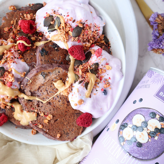 Schokopancakes mit rosa Joghurt, Himbeeren und Erdnussmus