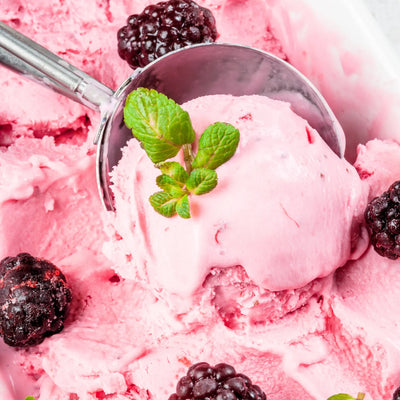 Rosa Beereneis mit Brombeeren, Minze und Eisportionierer