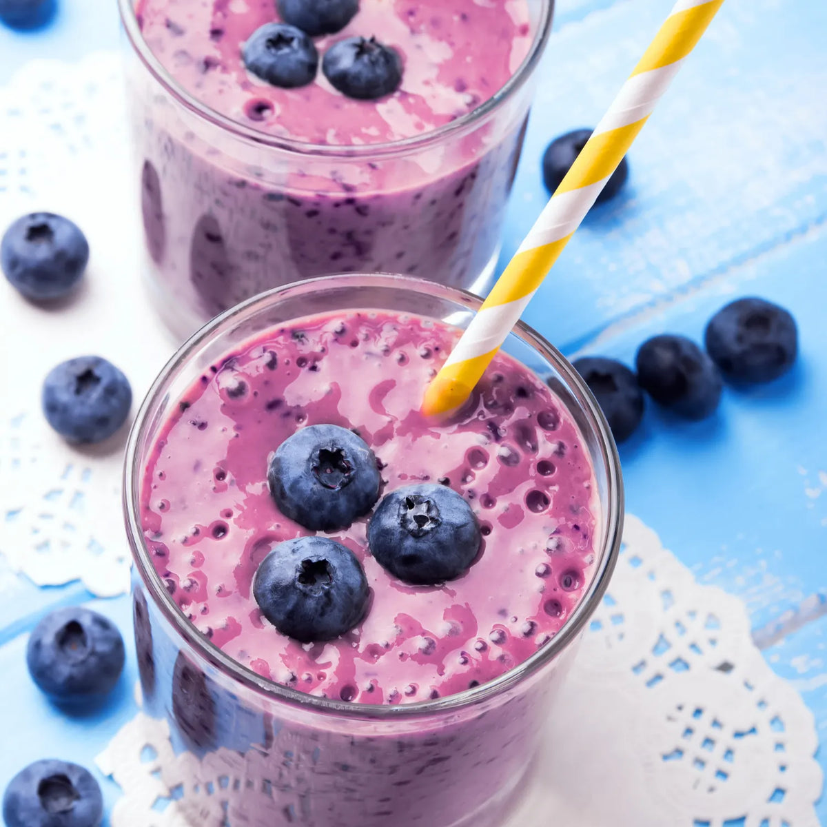 Blaubeer-Smoothie mit Strohhalm im Glas
