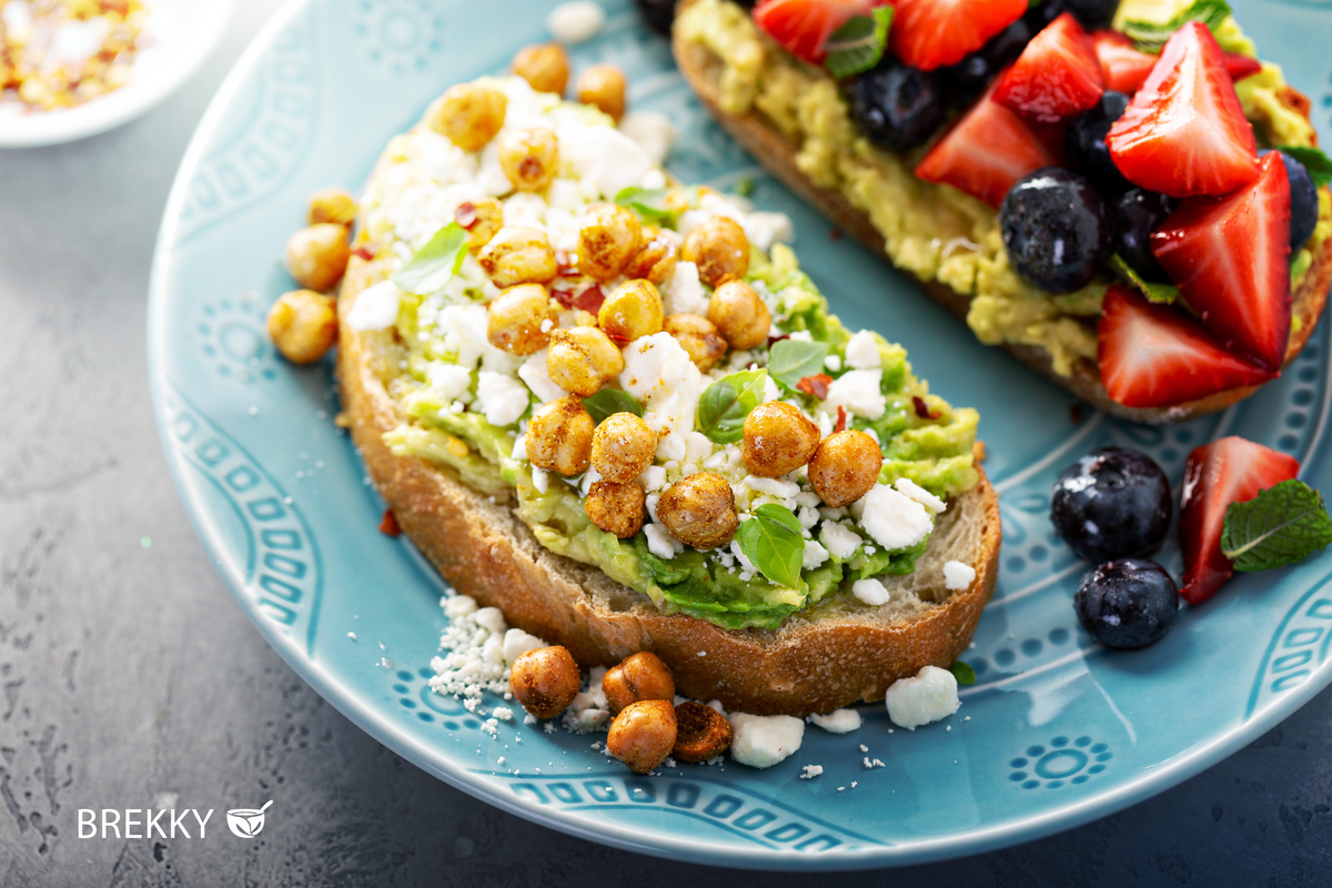 Brote mit Avocado Kichererbsen und Beeren
