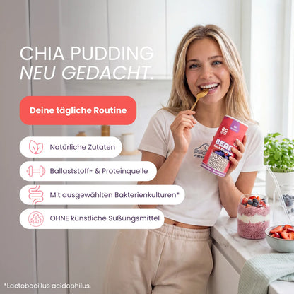 Frau in Küche isst Chia Pudding, daneben Vorteile aufgelistet
