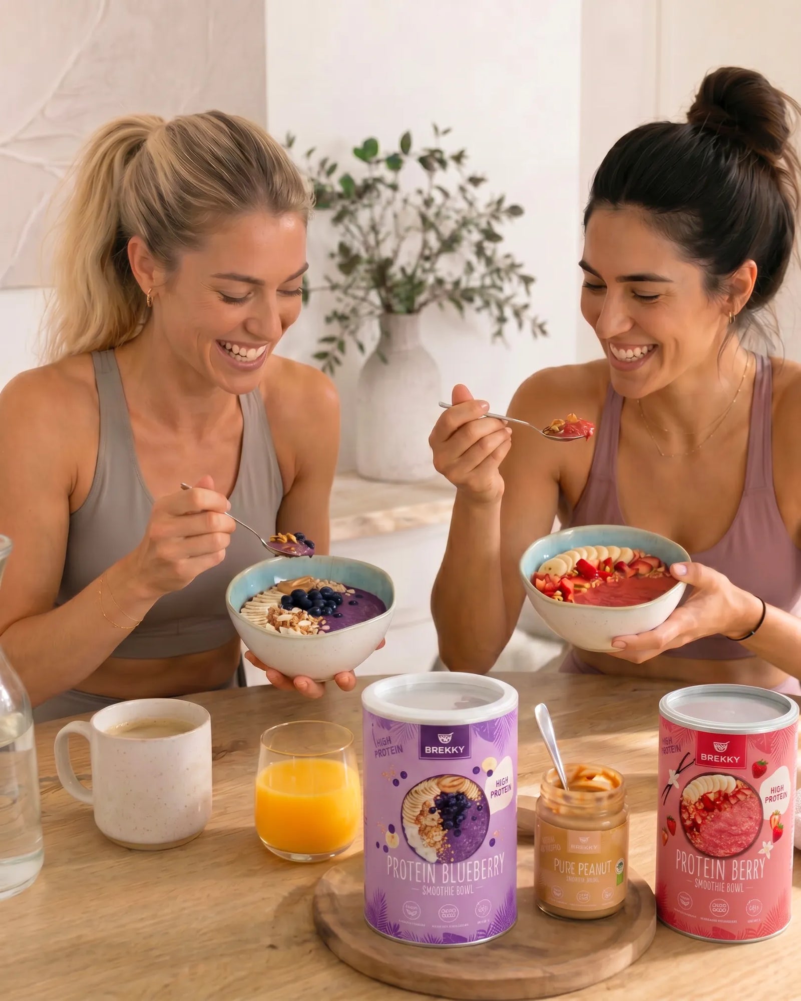 Zwei Frauen essen Smoothie Bowls am Tisch