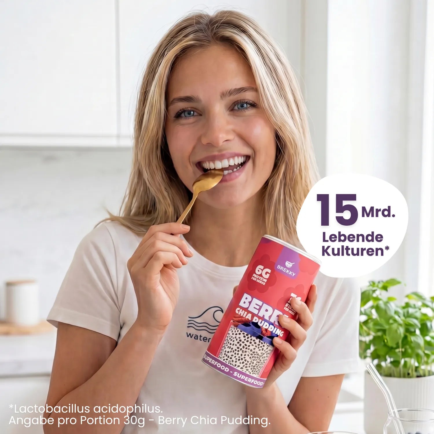 Frau isst Berry Chia Pudding mit 15 Mrd. lebenden Kulturen