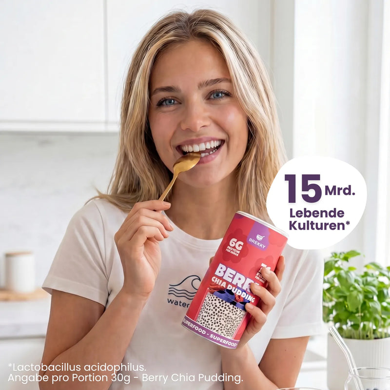 Frau isst Berry Chia Pudding mit 15 Mrd. lebenden Kulturen
