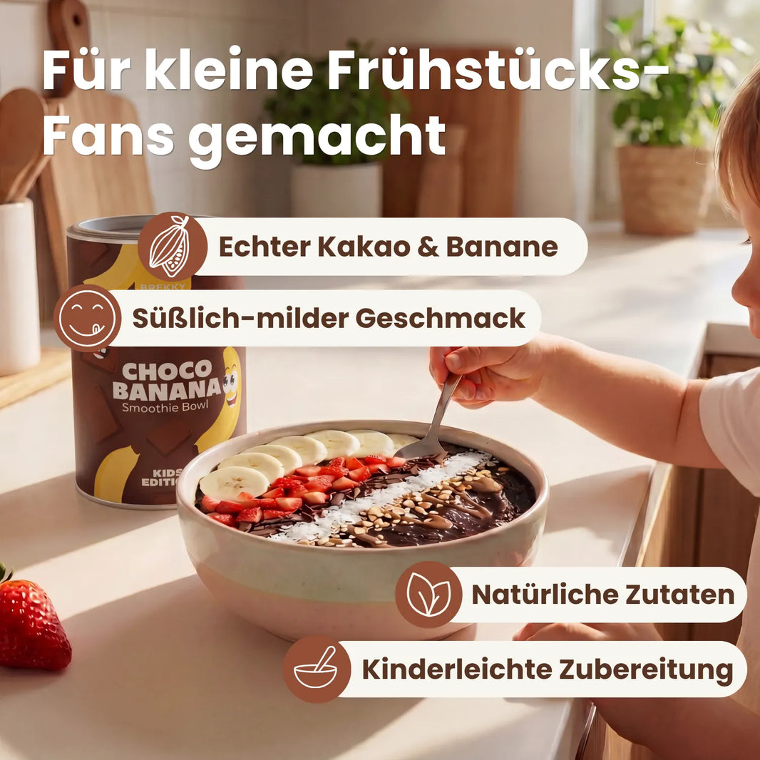 Kind isst Choco Banana Smoothie Bowl mit Erdbeeren