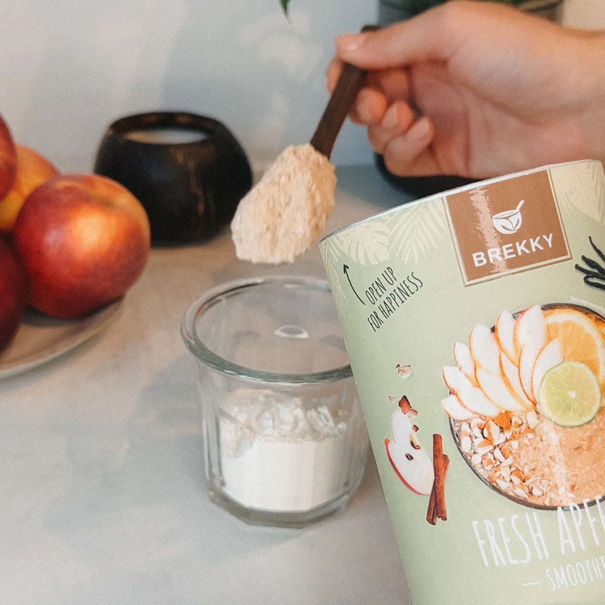 Löffel Pulver über Dose Fresh Apfel Zimt