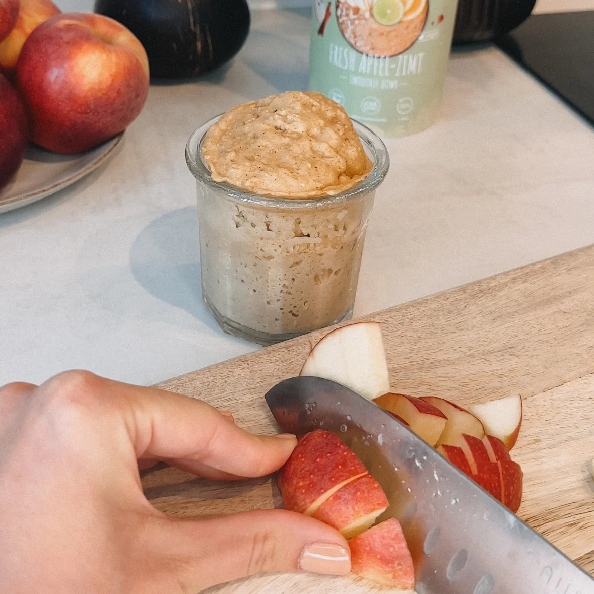 Apfel-Zimt Tassenkuchen im Glas neben geschnittenem Apfel