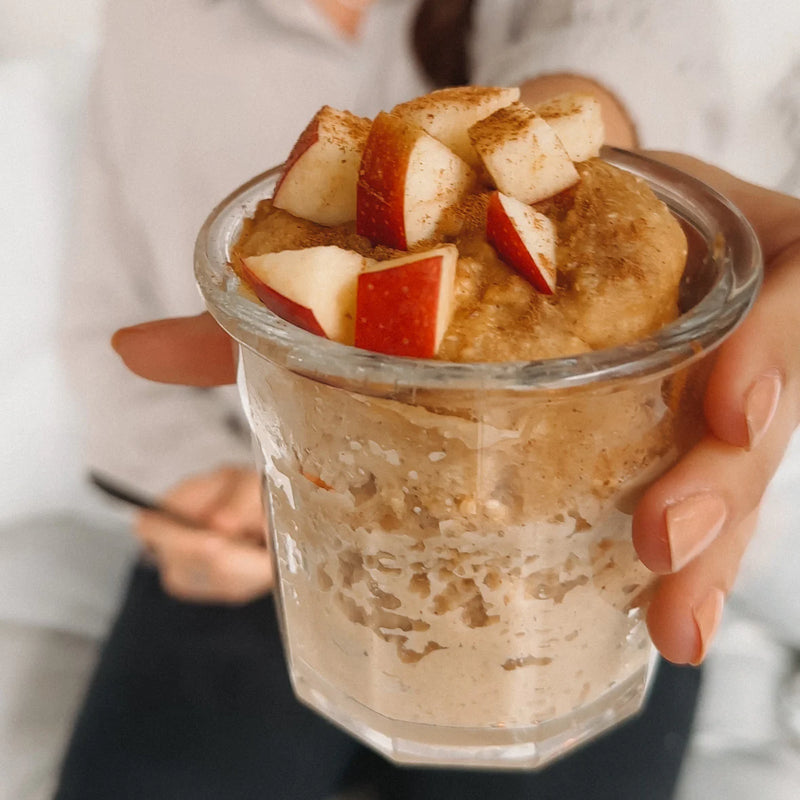 Tassenkuchen mit Apfel und Zimt im Glas
