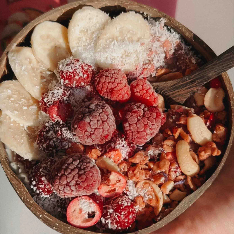 Beeren Porridge in Kokosschale mit Banane