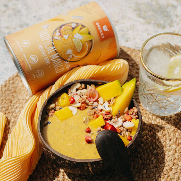 Mango Smoothie Bowl neben Dose Tropical Mango