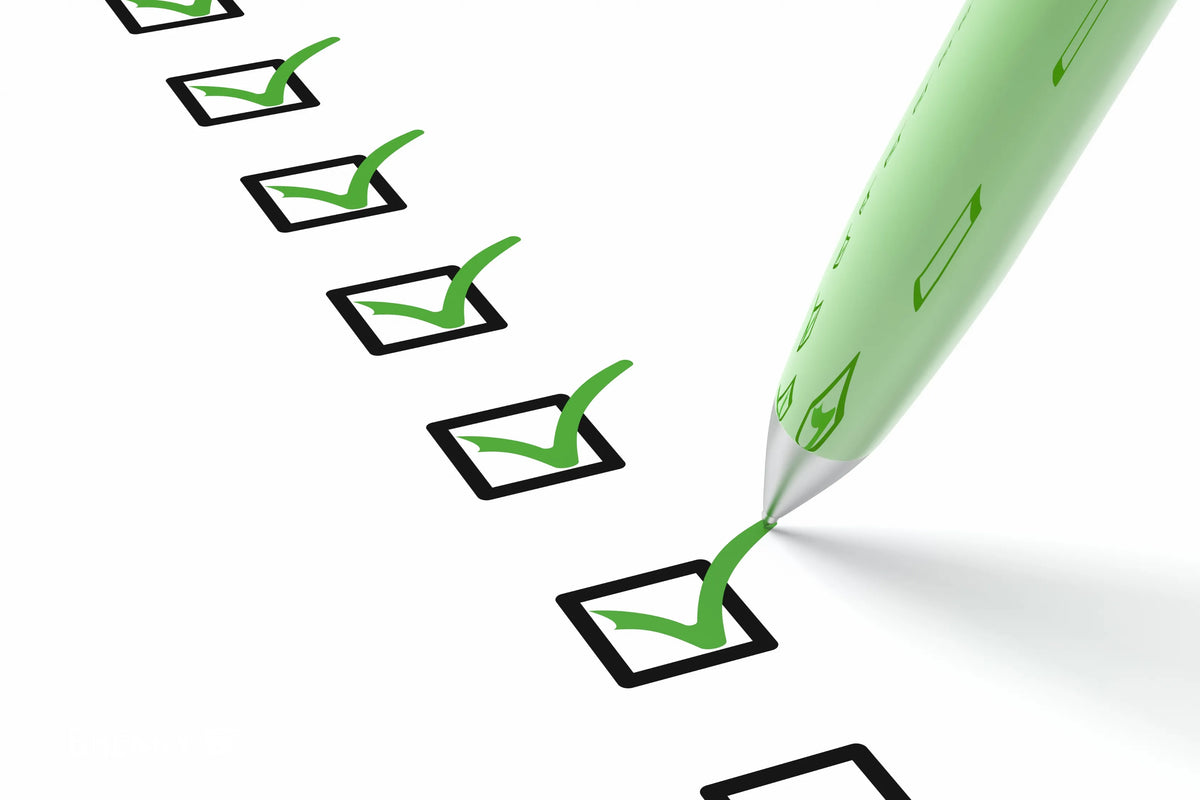 Checkliste mit grünen Häkchen und Stift