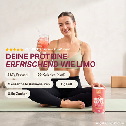 Frau auf Yogamatte mit Clear Protein Grapefruit Drink