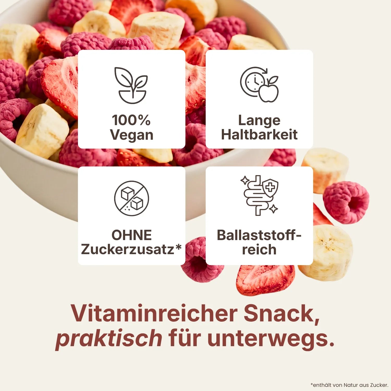 Schale mit gefriergetrockneten Erdbeeren, Himbeeren und Bananen
