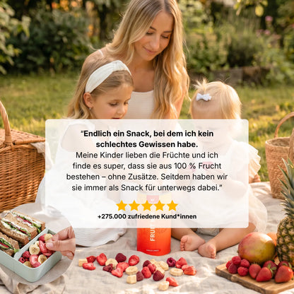 Familie beim Picknick mit gefriergetrockneten Früchten