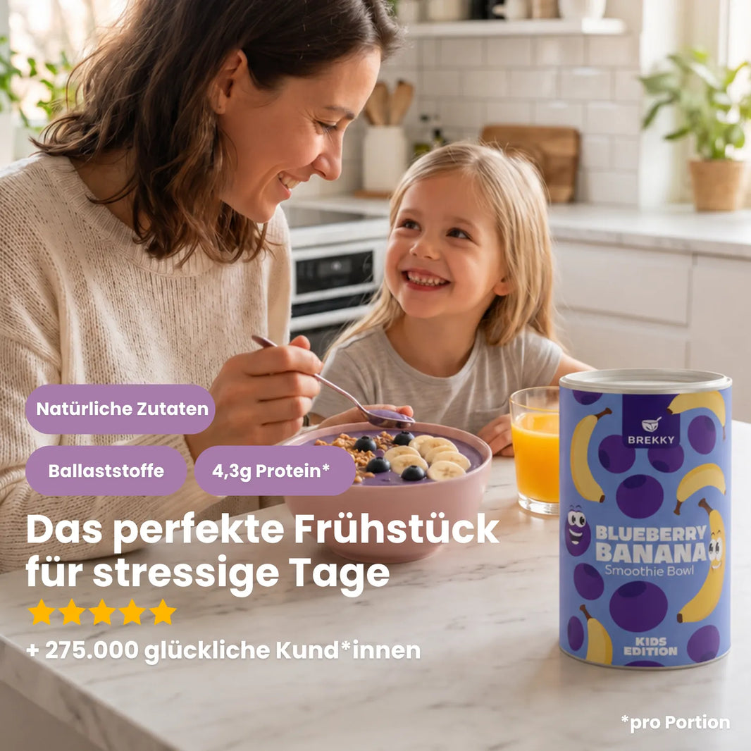 Mutter und Kind essen Blueberry Banana Bowl in der Küche