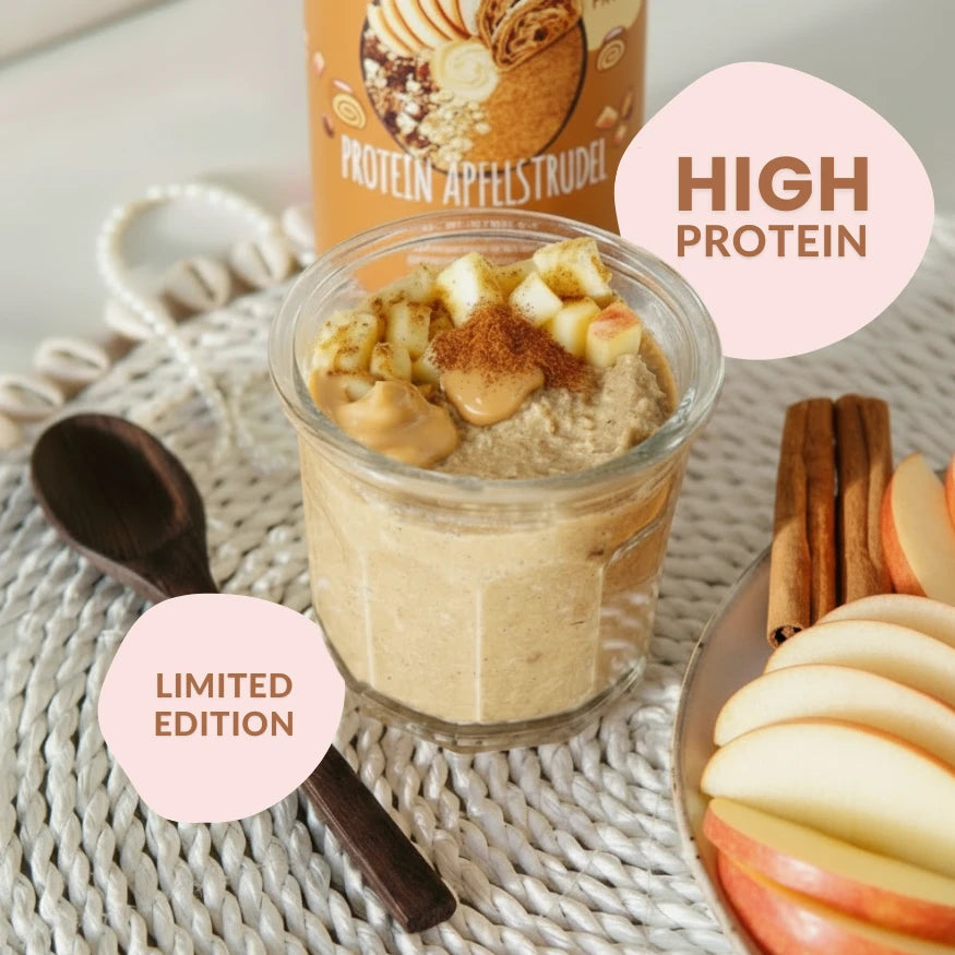 Apfelstrudel Porridge im Glas mit Apfelscheiben und Zimt