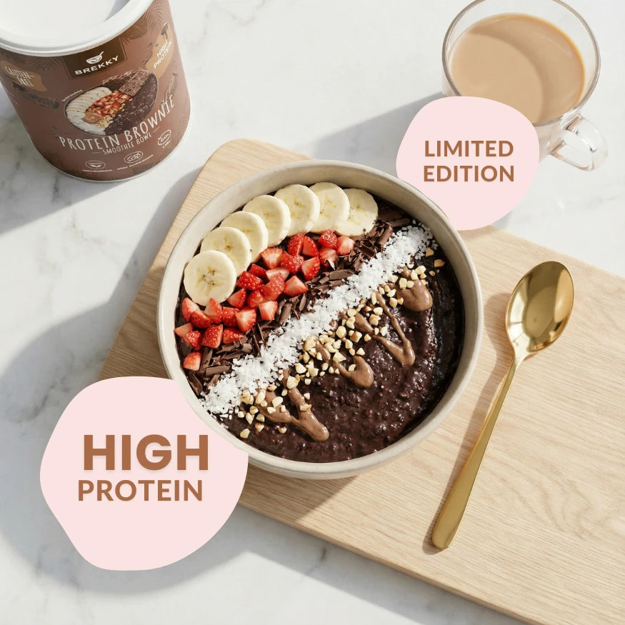 Protein Brownie Bowl mit Banane, Erdbeeren und Kokos