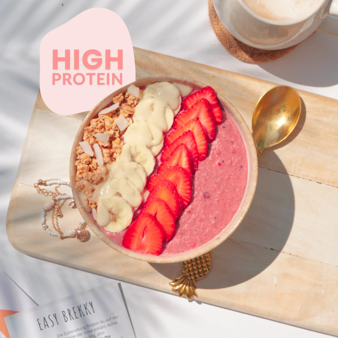 Strawberry Cheesecake Bowl mit Erdbeeren, Banane und Granola