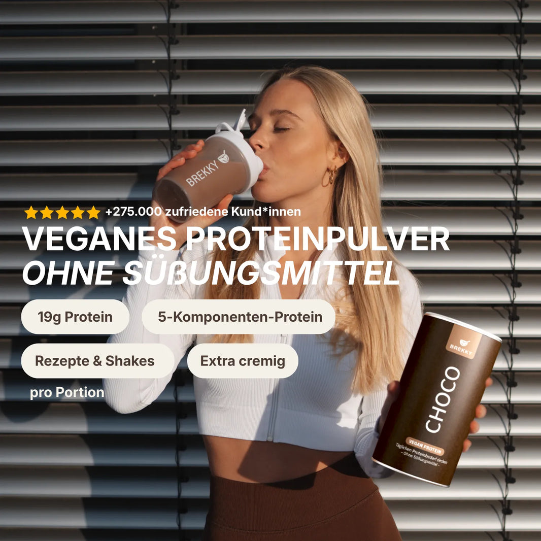 Frau trinkt Shake neben Dose veganes Proteinpulver Choco