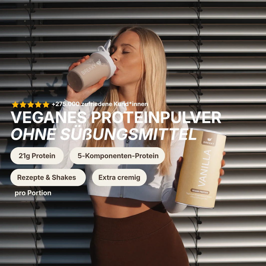 Frau mit Shaker und Dose veganes Proteinpulver Vanilla