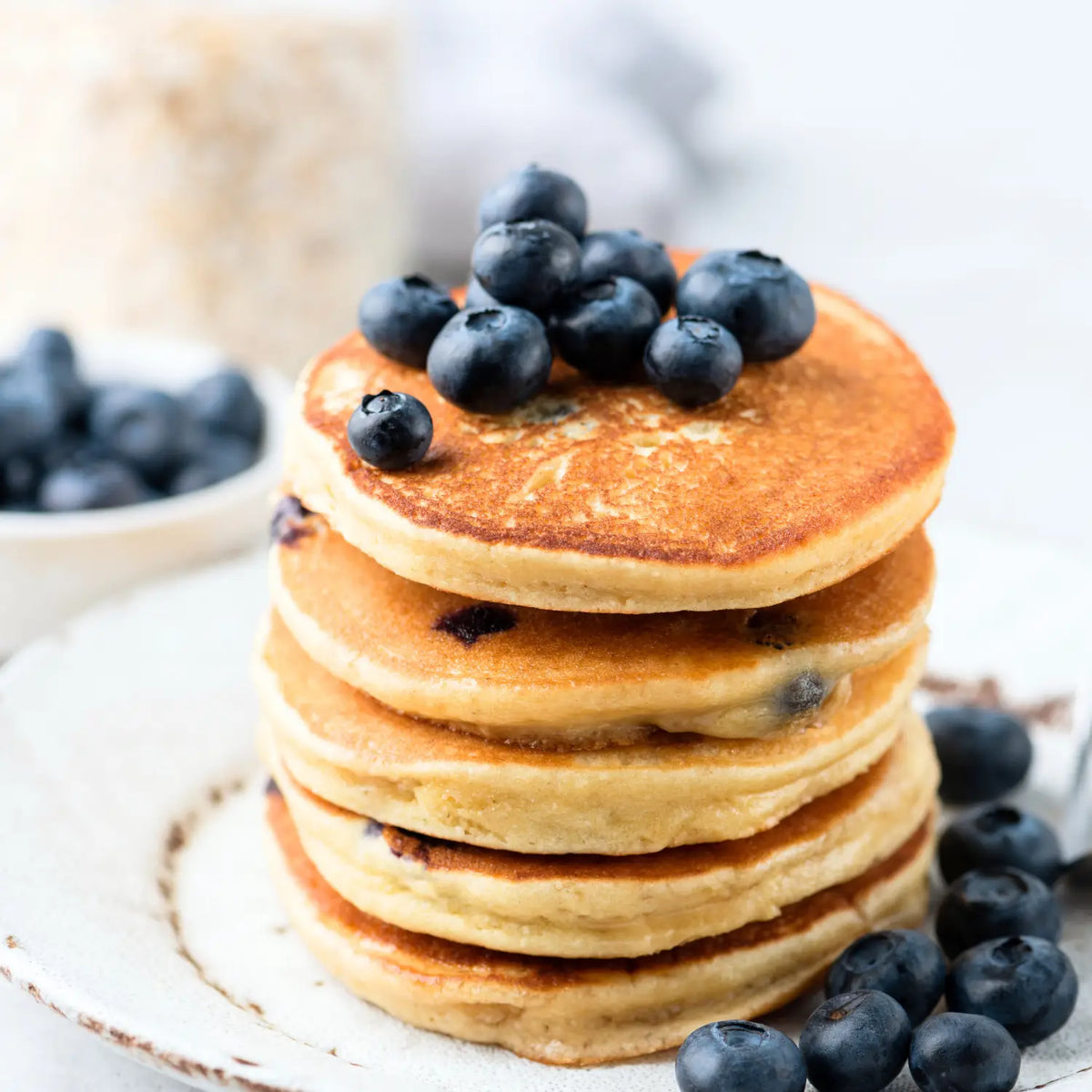 Pancake Stapel mit Blaubeeren auf Teller
