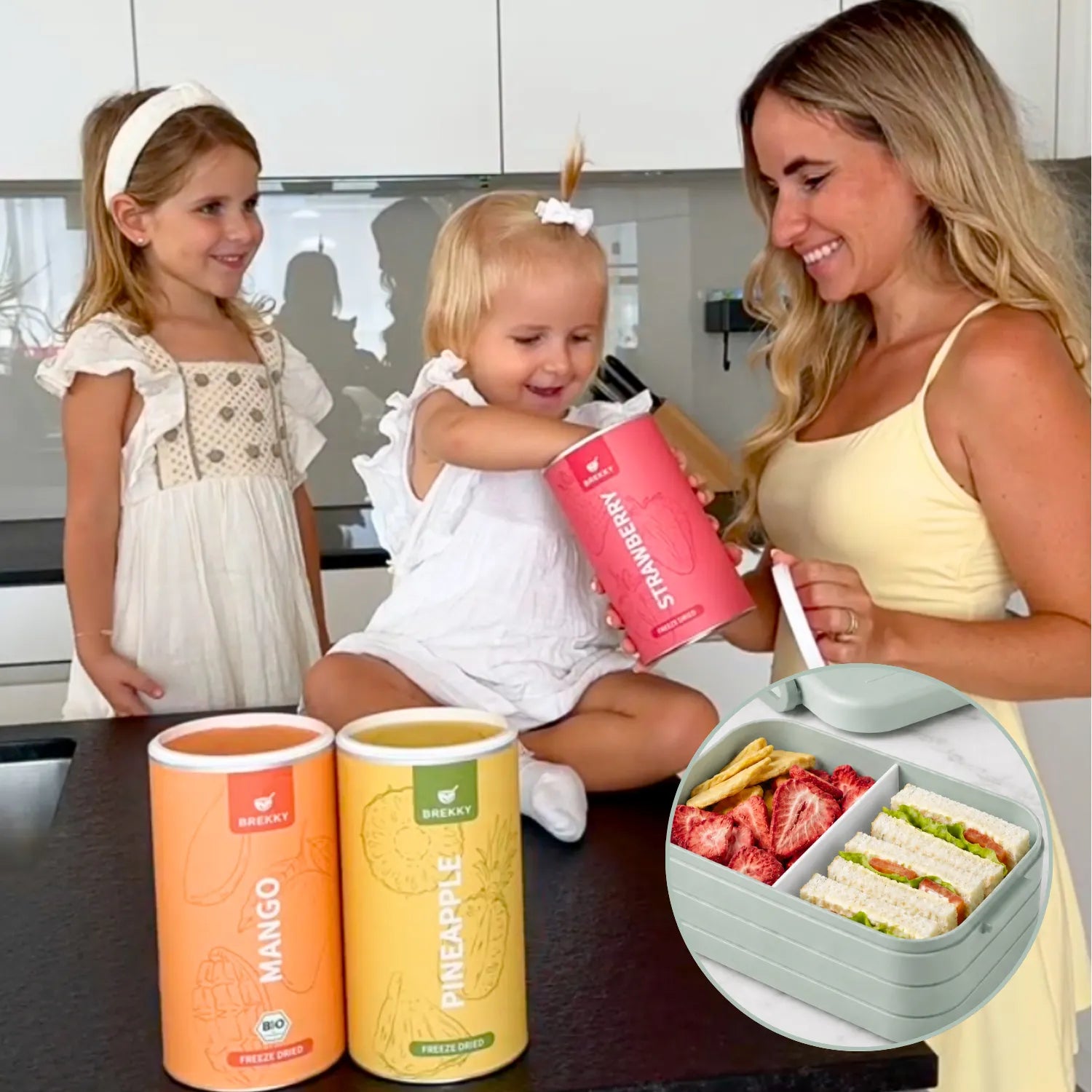 Mutter und Kinder mit Brekky Dosen