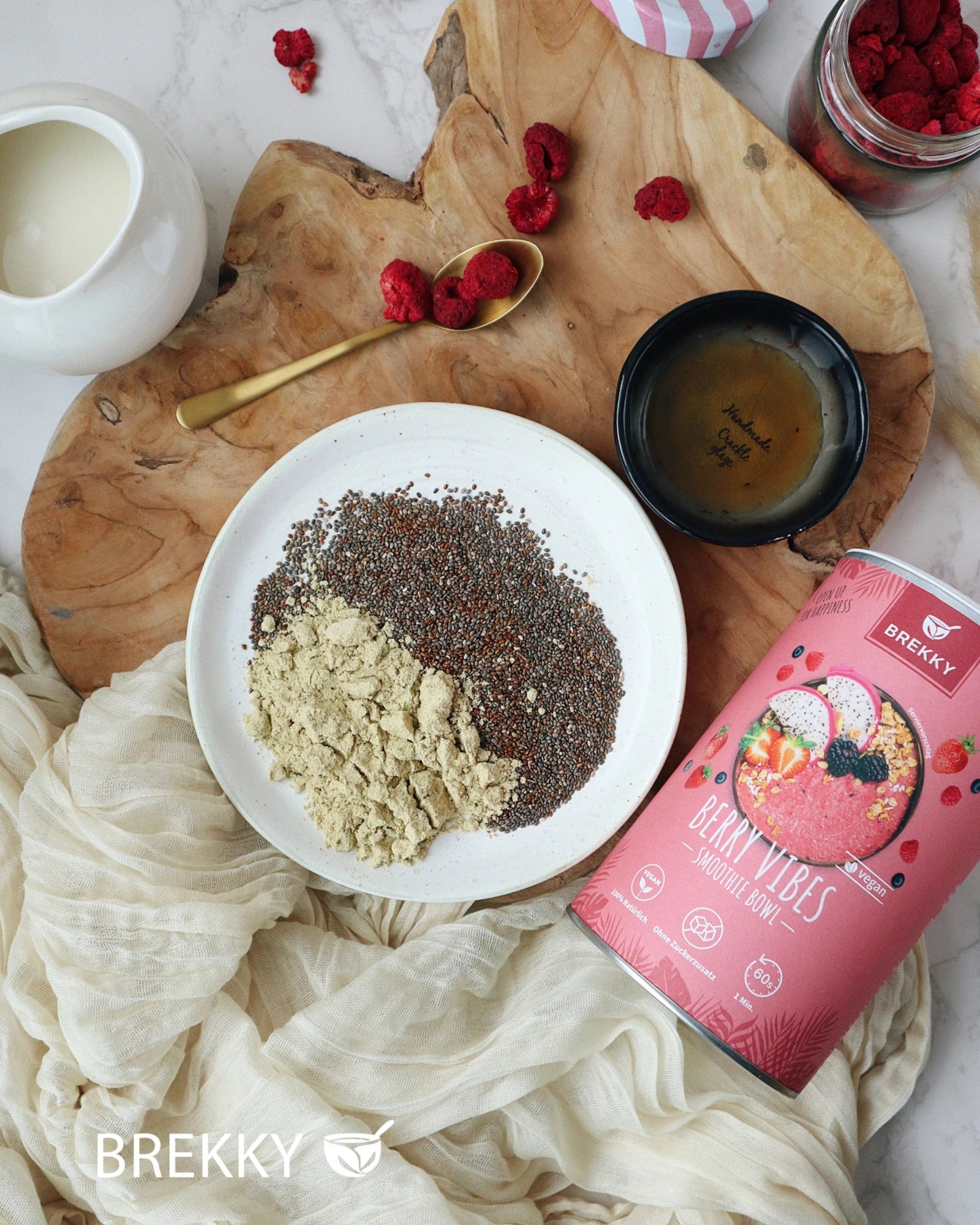 Chiasamen und Pulver auf Teller neben Berry Vibes Dose