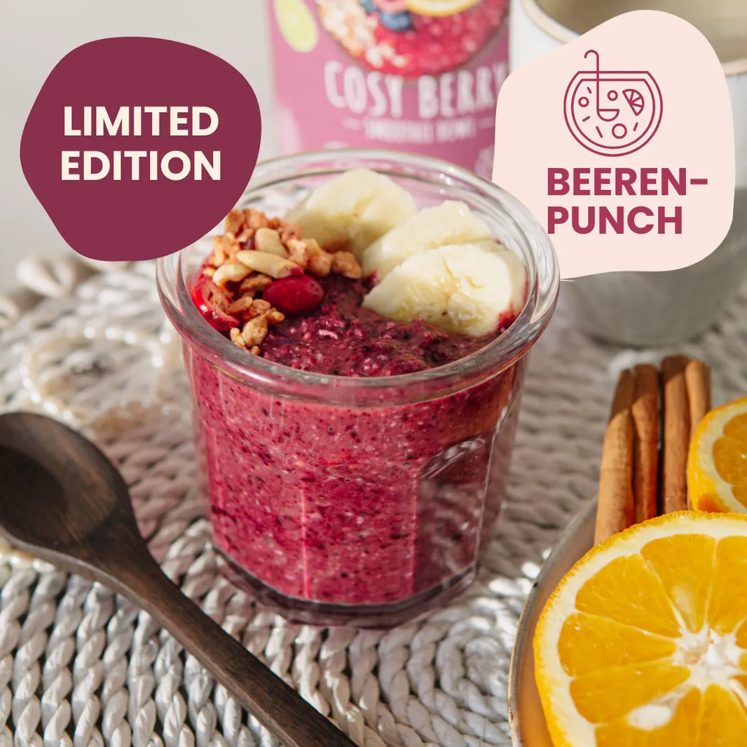 Cosy Berry Smoothie Bowl im Glas mit Bananenscheiben