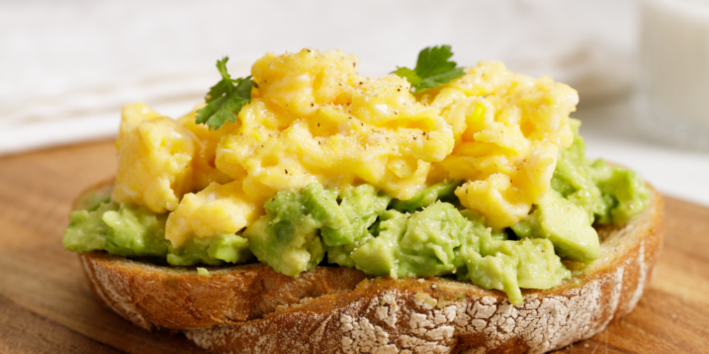 Rührei mit Avocado auf geröstetem Brot
