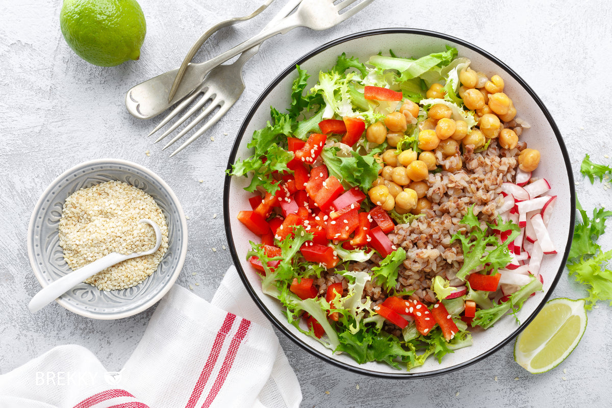 Salatbowl mit Kichererbsen und Paprika
