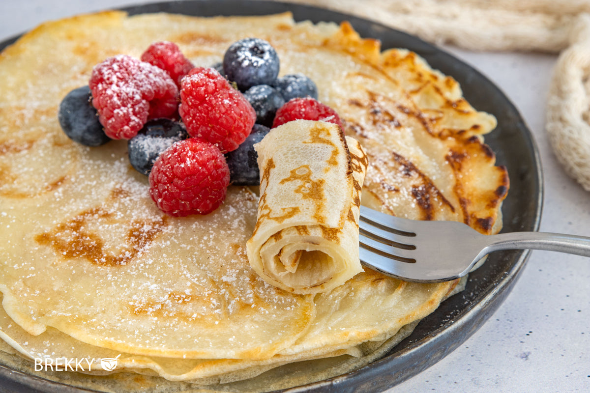 Pfannkuchen mit Beeren und Puderzucker