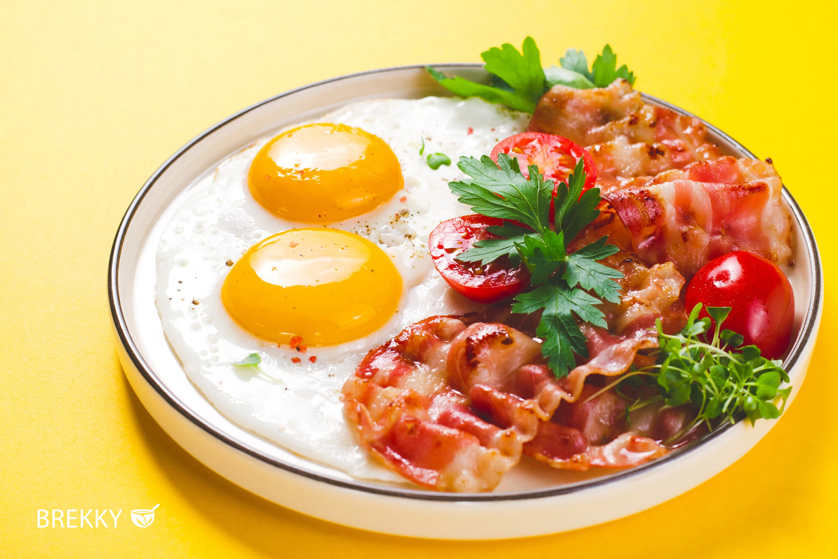 Spiegeleier mit Speck, Tomaten und Petersilie