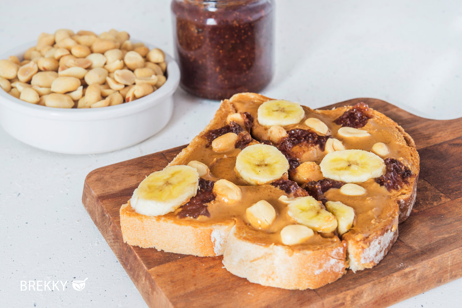 Toast mit Erdnussmus und Bananenscheiben