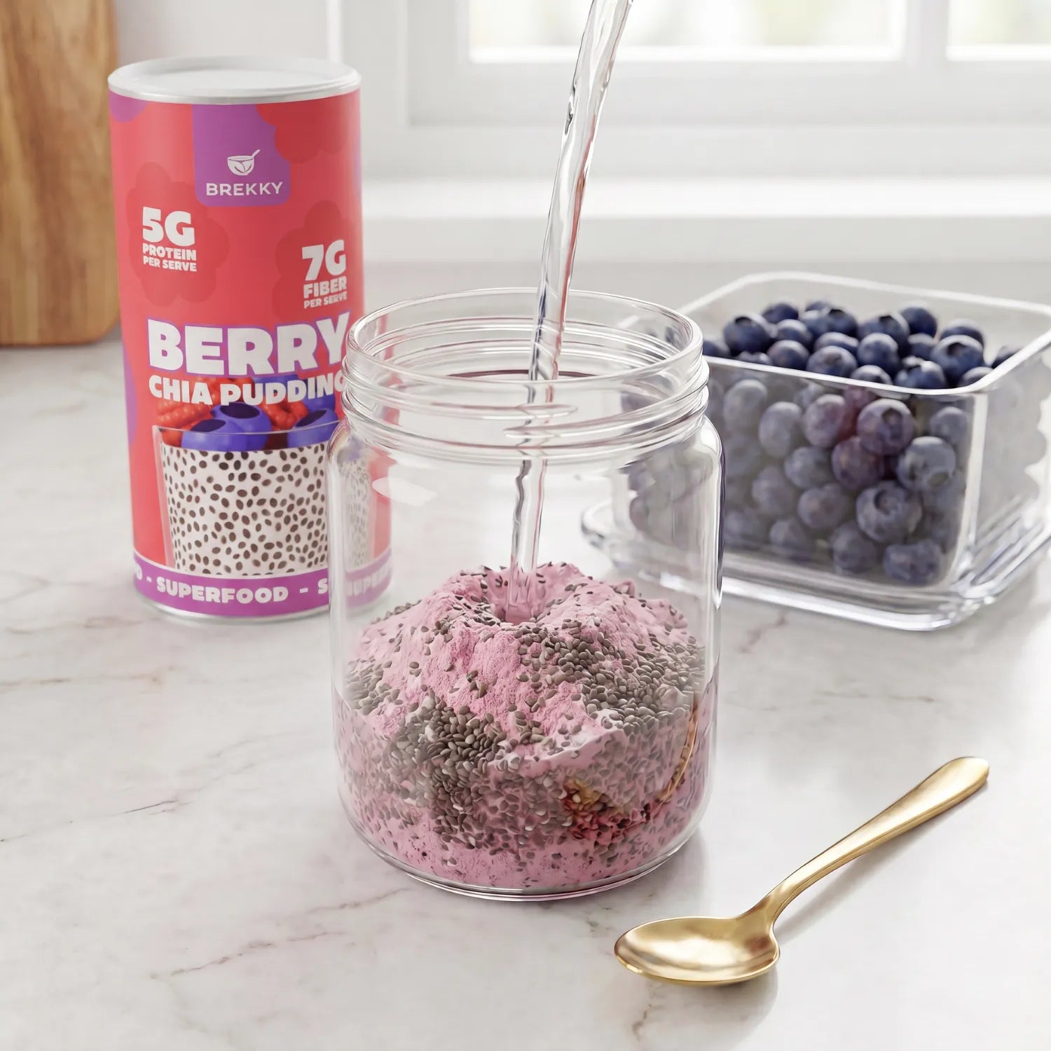 Berry Chia Pudding im Glas mit Blaubeeren