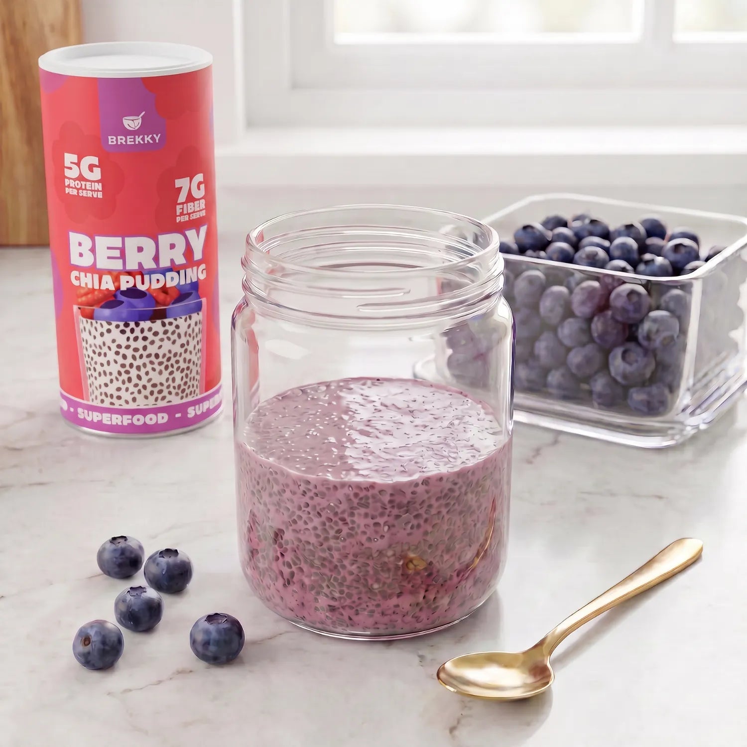 Berry Chia Pudding im Glas mit Heidelbeeren