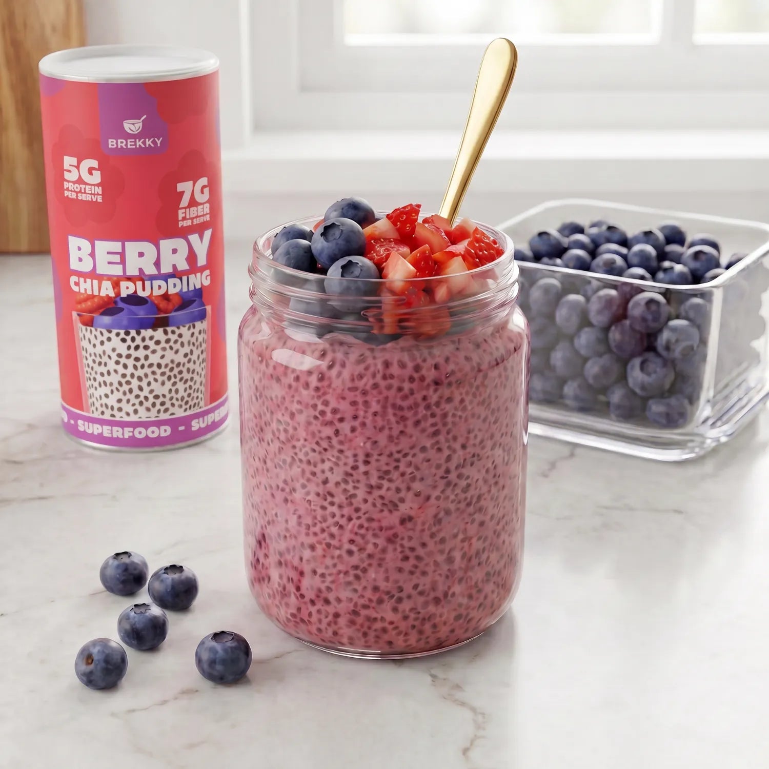 Berry Chia Pudding im Glas mit Blaubeeren