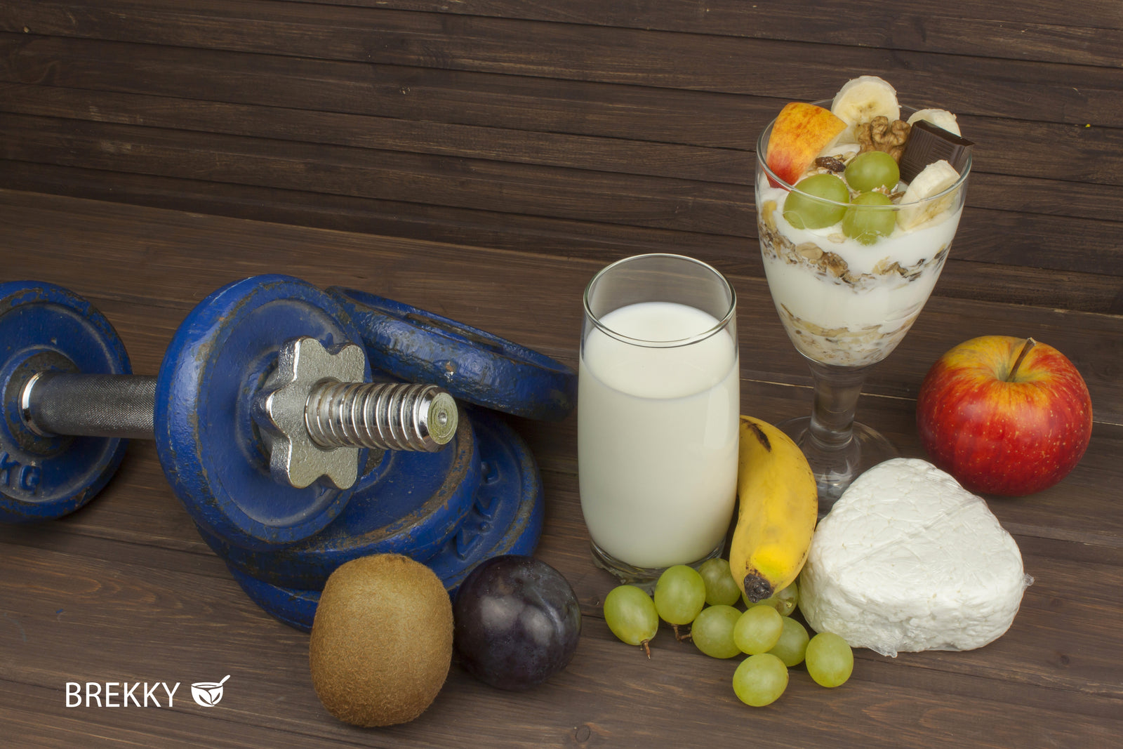Hantel mit Milch, Quark und Obst