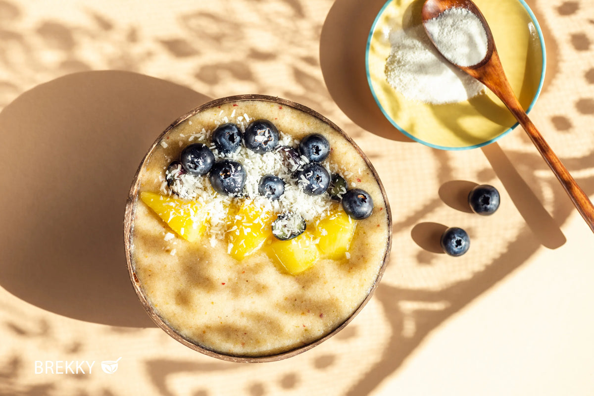 Gelbe Smoothie Bowl mit Mango und Heidelbeeren