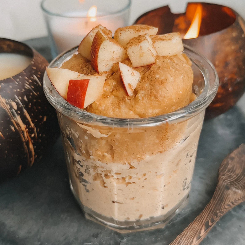 Apfel-Zimt Porridge im Glas mit Apfelstücken