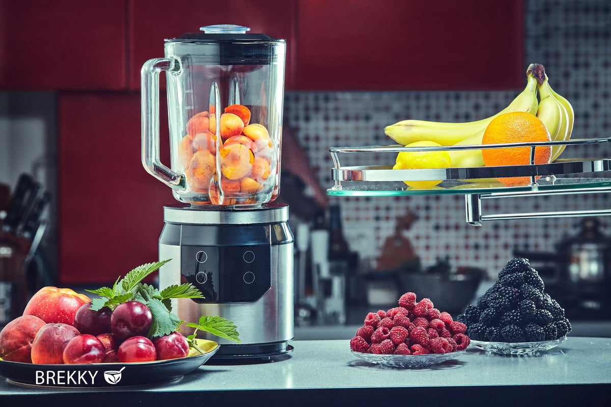 Standmixer mit Früchten in Küche