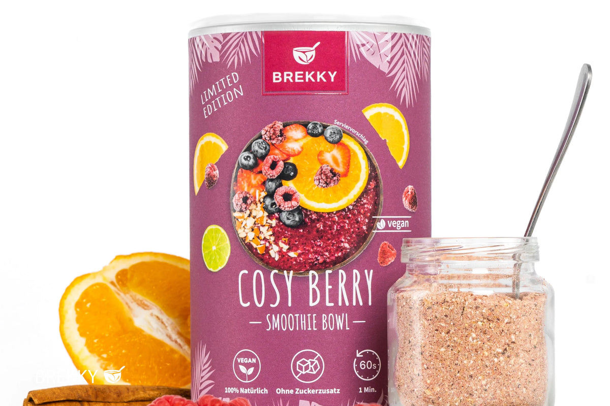 Dose Cosy Berry Smoothie Bowl neben Pulverglas