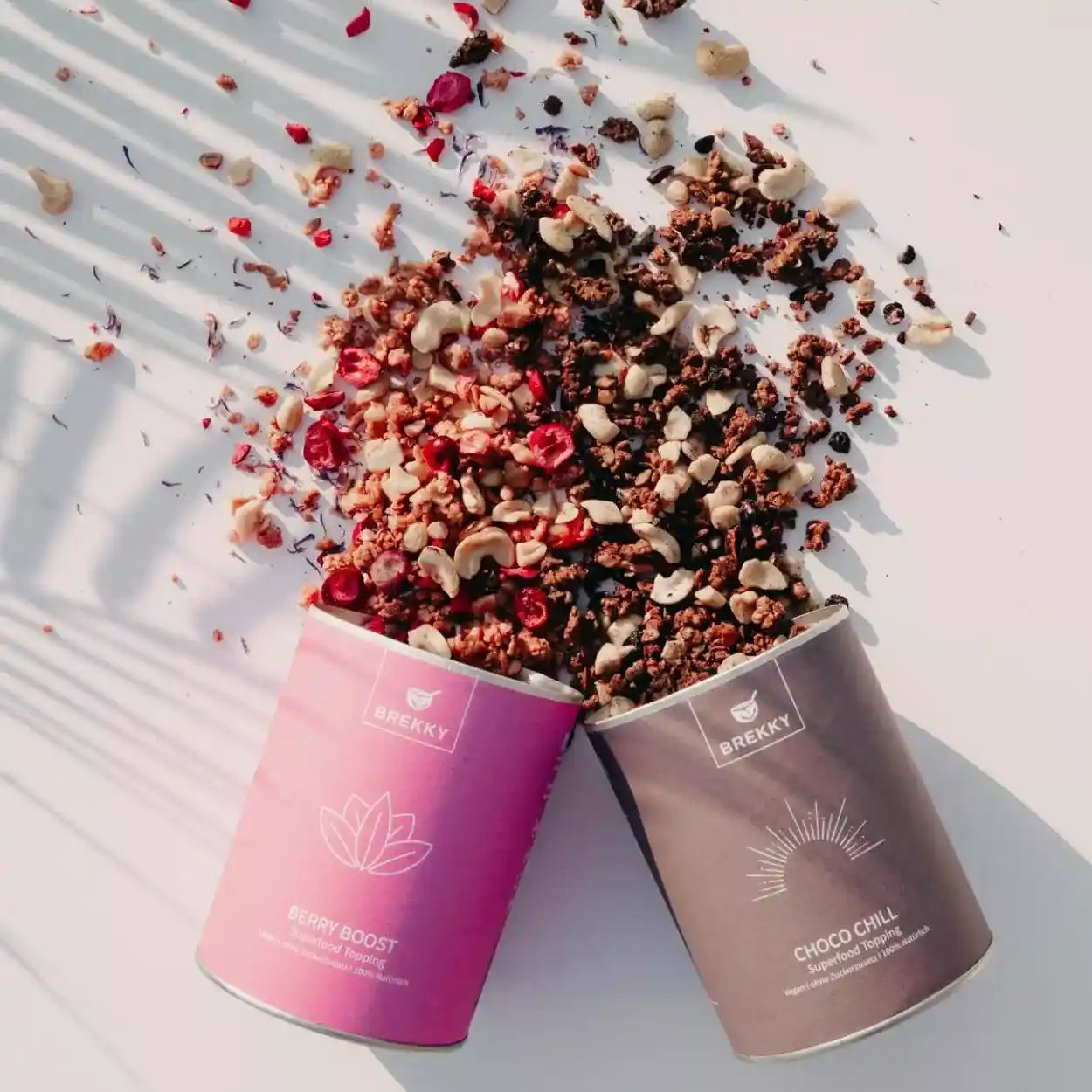 Brekky Bowl Toppings Berry Boost und Choco Chill mit Inhalt ausgeschuettet